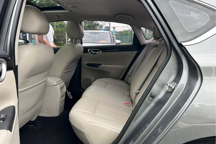 Used Nissan Sylphy 2019 1.6XV CVT Smart Connect Luxury Edition China VI Standard Interior 4