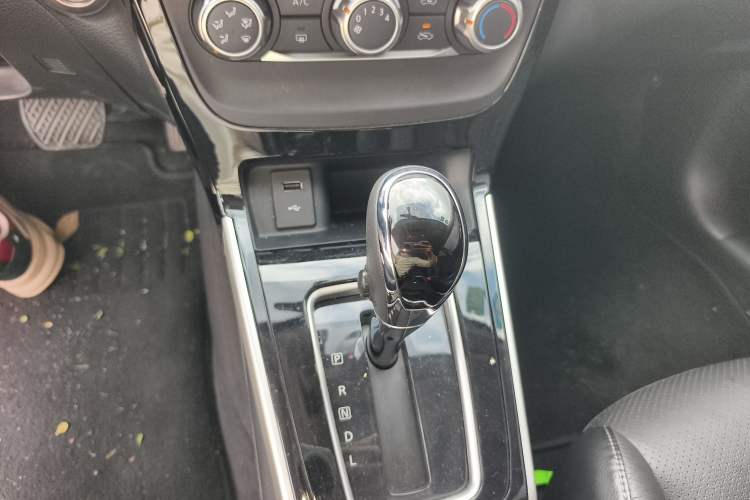 Used Nissan Sylphy 2019 1.6XV CVT Smart Connect Luxury Edition China VI Standard Gear Lever