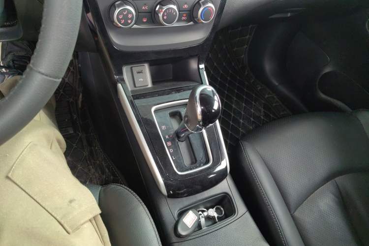 Used Nissan Sylphy 2019 1.6XV CVT Smart Connect Luxury Edition China VI Standard Gear Lever