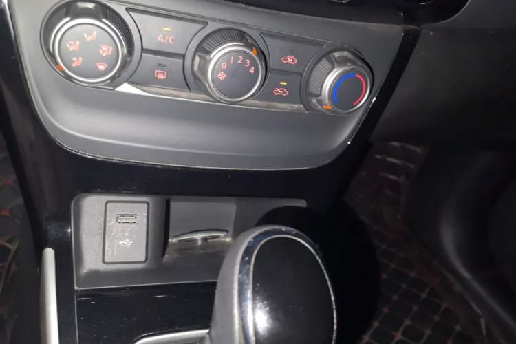 Used Nissan Sylphy 2019 1.6XV CVT Smart Connect Luxury Edition China VI Standard Audio And AC Panel