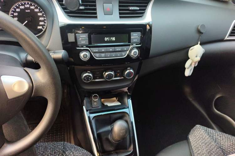 Used Nissan Sylphy 2019 1.6XL Manual Luxury Version China VI Standard Audio And AC Panel