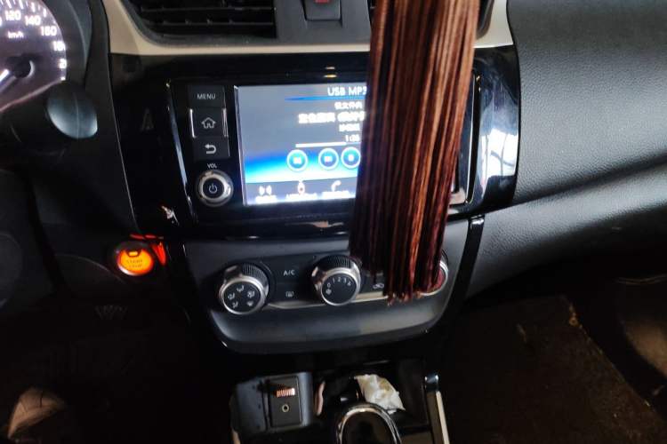 Used Nissan Sylphy 2019 1.6XV CVT Smart Connect Luxury Edition China V Standard Audio And AC Panel