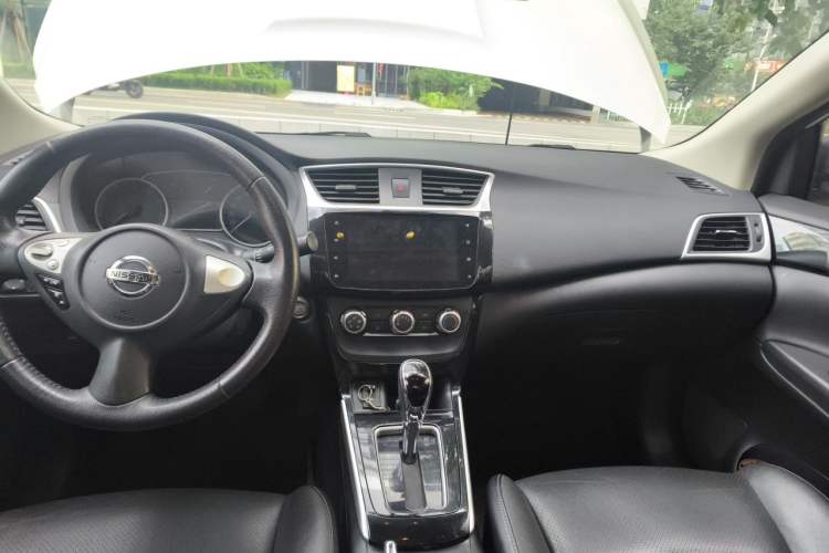 Used Nissan Sylphy 2019 1.6XV CVT Smart Connect Luxury Edition China VI Standard Center Console