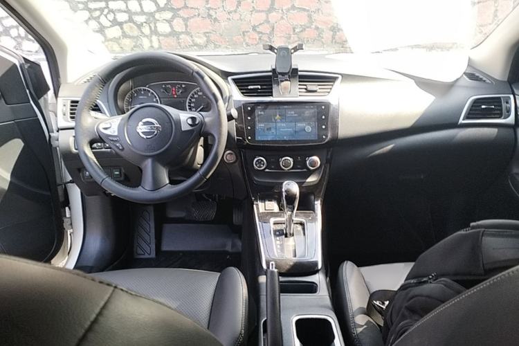 Used Nissan Sylphy 2019 1.6XV CVT Smart Connect Luxury Edition China VI Standard Center Console