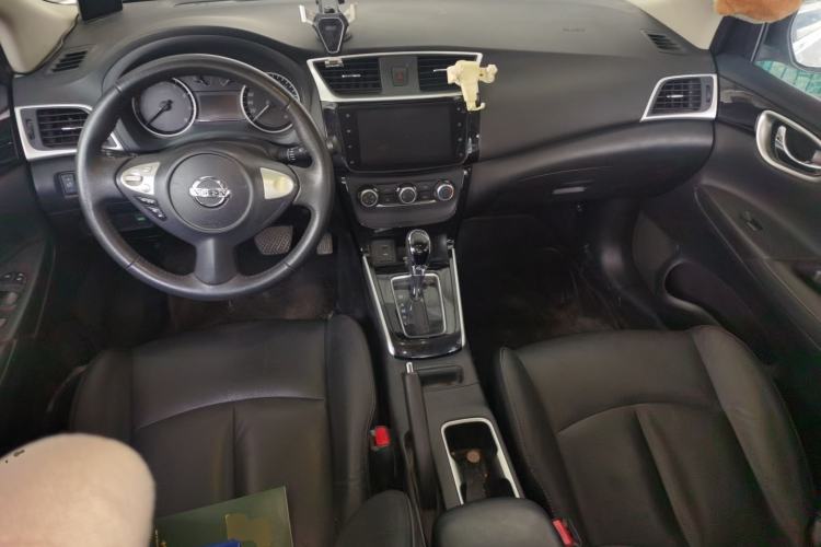 Used Nissan Sylphy 2019 1.6XV CVT Smart Connect Luxury Edition China VI Standard Center Console
