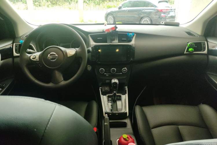 Used Nissan Sylphy 2019 1.6XV CVT Smart Connect Luxury Edition China VI Standard Center Console