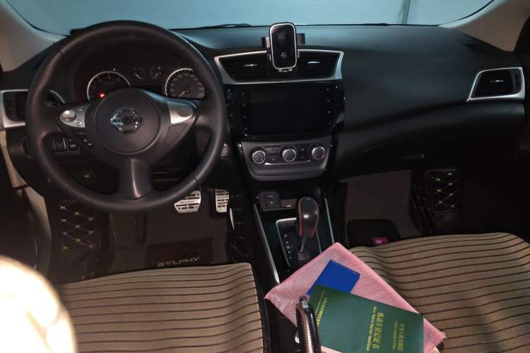 Used Nissan Sylphy 2019 1.6XV CVT Smart Connect Luxury Edition China VI Standard Center Console