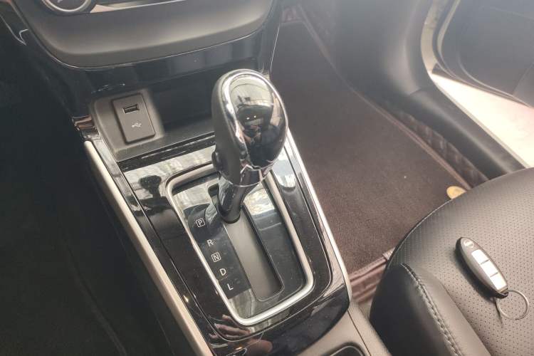 Used Nissan Sylphy 2019 1.6XV CVT Smart Connect Luxury Edition China VI Standard Gear Lever