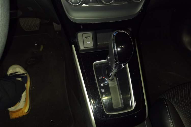 Used Nissan Sylphy 2019 1.6XV CVT Smart Connect Luxury Edition China VI Standard Gear Lever