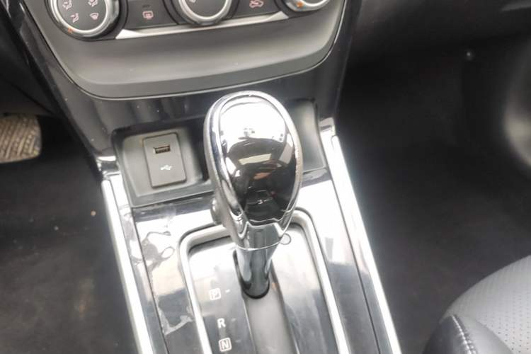 Used Nissan Sylphy 2019 1.6XV CVT Smart Connect Luxury Edition China VI Standard Gear Lever