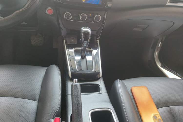 Used Nissan Sylphy 2019 1.6XV CVT Smart Connect Luxury Edition China VI Standard Gear Lever