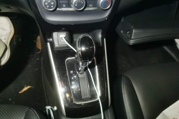 Used Nissan Sylphy 2019 1.6XV CVT Smart Connect Luxury Edition China VI Standard Gear Lever