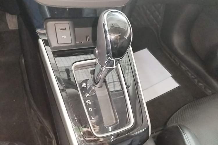 Used Nissan Sylphy 2019 1.6XV CVT Smart Connect Luxury Edition China VI Standard Gear Lever