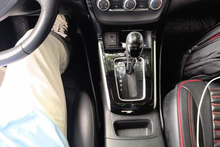 Used Nissan Sylphy 2019 1.6XV CVT Smart Connect Luxury Edition China V Standard Gear Lever