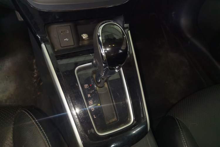 Used Nissan Sylphy 2019 1.6XV CVT Smart Connect Luxury Edition China VI Standard Gear Lever