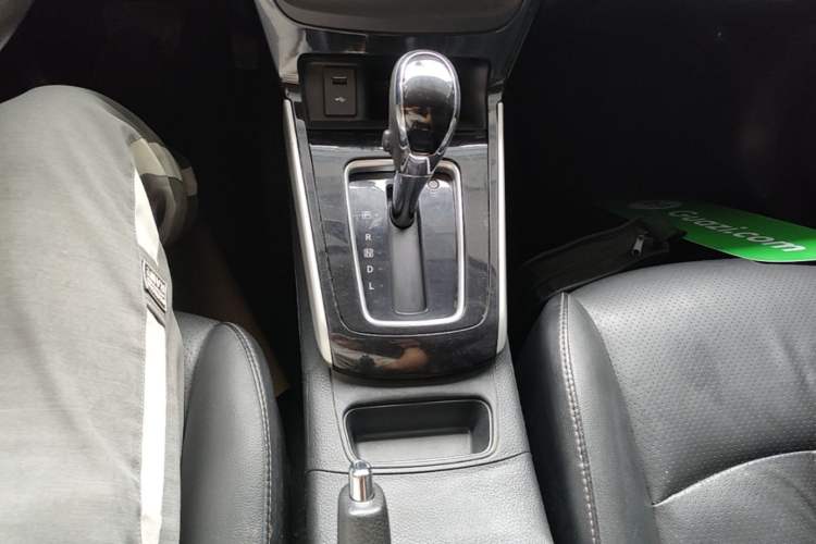 Used Nissan Sylphy 2019 1.6XV CVT Smart Connect Luxury Edition China VI Standard Gear Lever
