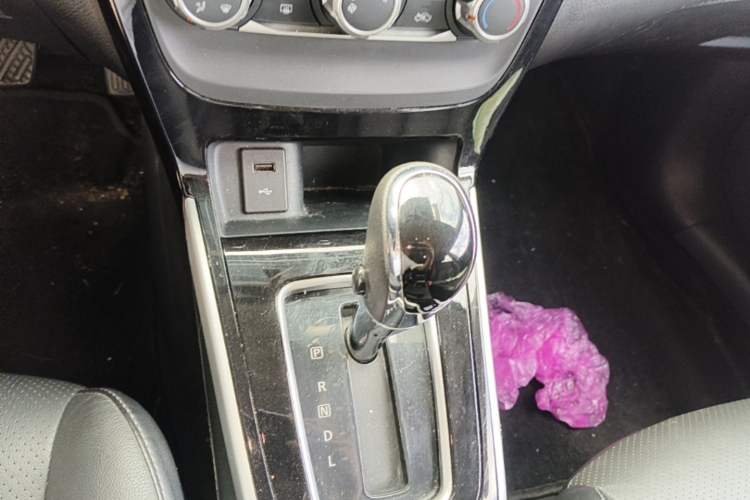 Used Nissan Sylphy 2019 1.6XV CVT Smart Connect Luxury Edition China VI Standard Gear Lever
