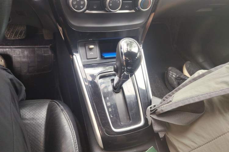 Used Nissan Sylphy 2019 1.6XV CVT Smart Connect Luxury Edition China VI Standard Gear Lever