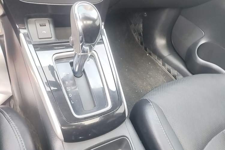Used Nissan Sylphy 2019 1.6XV CVT Smart Connect Luxury Edition China VI Standard Gear Lever