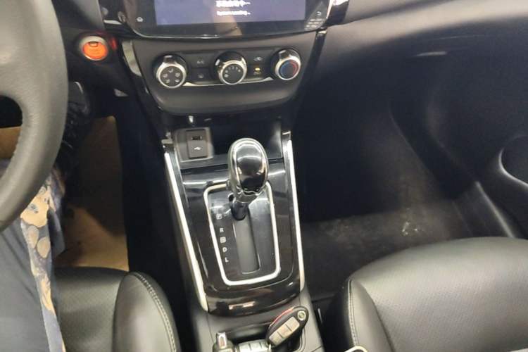 Used Nissan Sylphy 2019 1.6XV CVT Smart Connect Luxury Edition China VI Standard Gear Lever