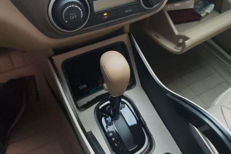 Used Nissan Sylphy 2019 Classic 1.6XE+ CVT SmartConnect Leading Edition Gear Lever