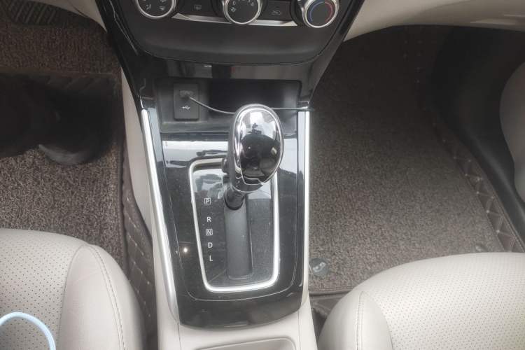 Used Nissan Sylphy 2019 1.6XV CVT Smart Connect Luxury Edition China VI Standard Gear Lever