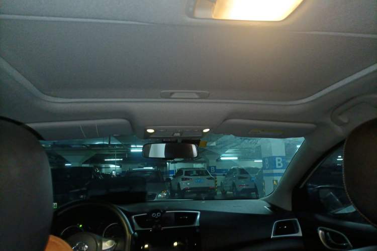 Used Nissan Sylphy 2019 1.6XV CVT Smart Connect Luxury Edition China VI Standard Headliner
