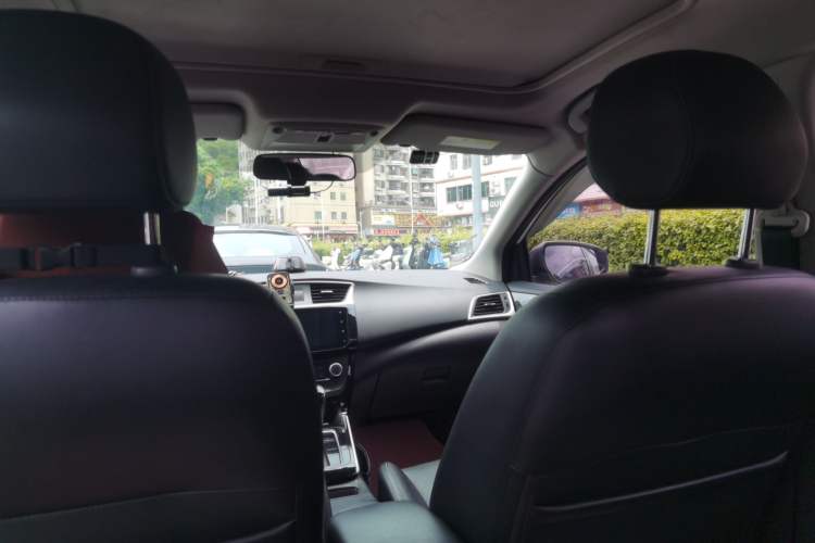 Used Nissan Sylphy 2019 1.6XV CVT Smart Connect Prestige Edition China VI Standard Headliner