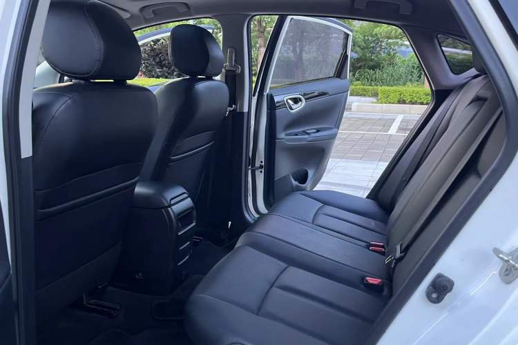 Used Nissan Sylphy 2019 1.6XV CVT Smart Connect Luxury Edition China VI Standard Interior 3