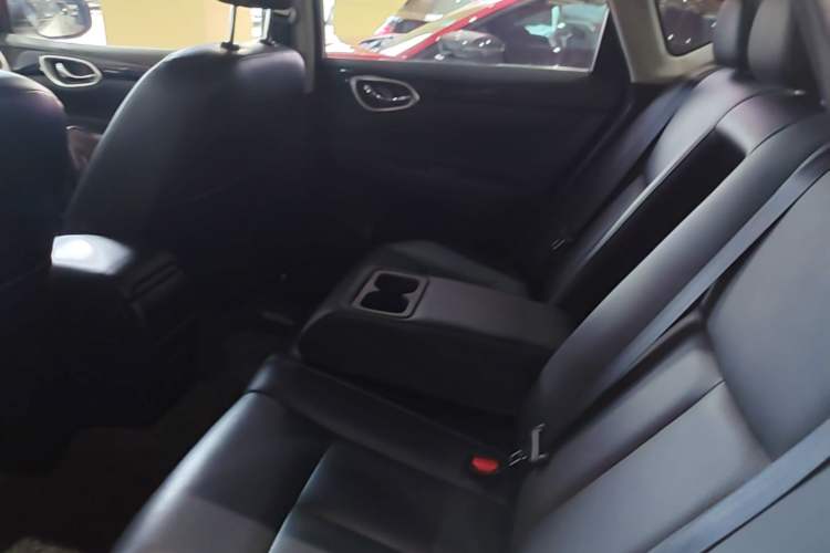 Used Nissan Sylphy 2019 1.6XV CVT Smart Connect Luxury Edition China VI Standard Left Rear Seat