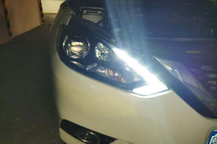 Used Nissan Sylphy 2019 1.6XV CVT Smart Connect Luxury Edition China VI Standard Right Front Headlight