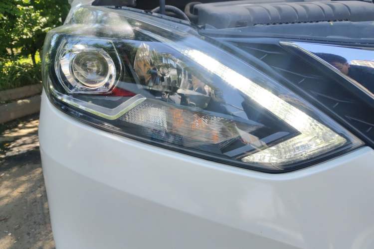Used Nissan Sylphy 2019 1.6XV CVT Smart Connect Luxury Edition China V Standard Right Front Headlight