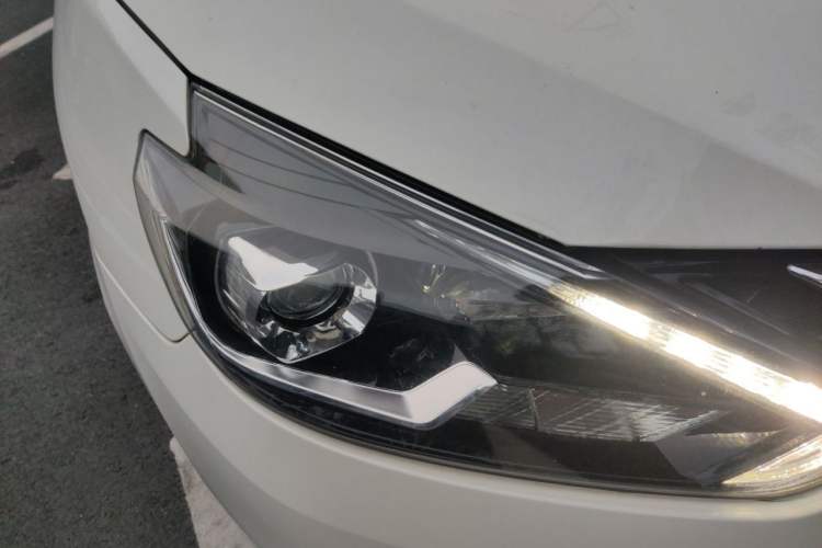 Used Nissan Sylphy 2019 1.6XV CVT Smart Connect Luxury Edition China VI Standard Right Front Headlight
