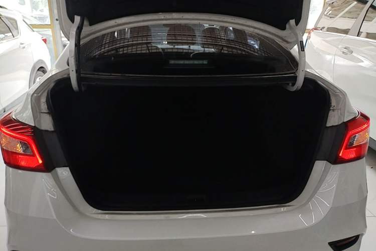 Used Nissan Sylphy 2019 1.6XV CVT Smart Connect Luxury Edition China VI Standard Trunk