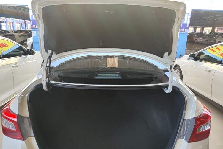 Used Nissan Sylphy 2019 1.6XV CVT Smart Connect Luxury Edition China VI Standard Trunk