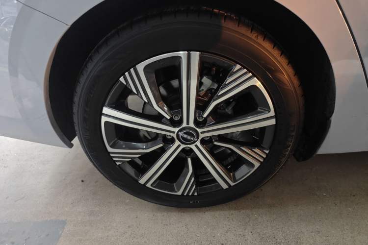 Used Nissan Sylphy 2023 Super Hybrid Electric Drive Ultra-Luxury Model Right Rear Wheel Hub