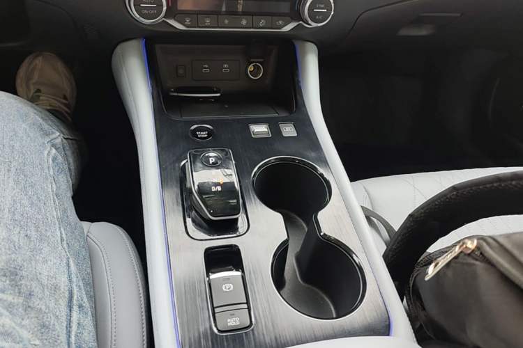Used Nissan Sylphy 2023 Super Hybrid Electric Drive Ultra-Luxury Model Gear Lever