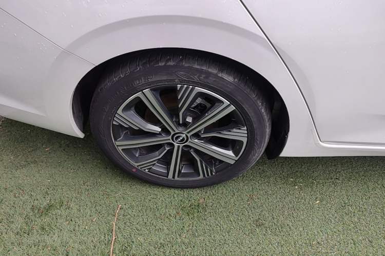 Used Nissan Sylphy 2023 Super Hybrid Electric Drive Ultra-Luxury Model Right Rear Wheel Hub
