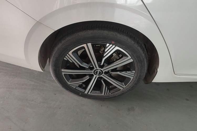 Used Nissan Sylphy 2023 Super Hybrid Electric Drive Ultra-Luxury Model Right Rear Wheel Hub