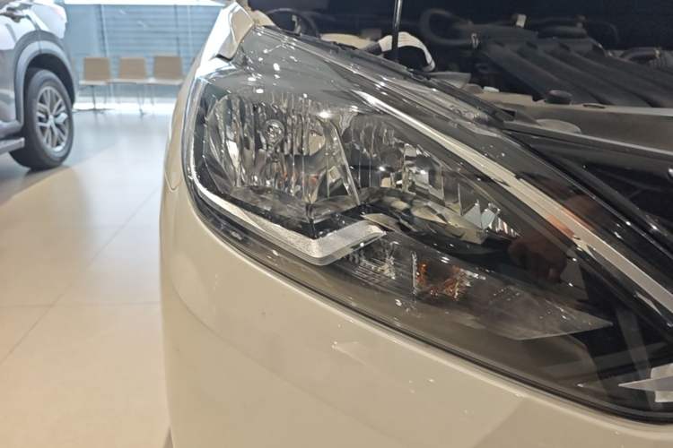 Used Nissan Sylphy 2024 Revised Version Classic 1.6XE CVT Comfort Edition Right Front Headlight