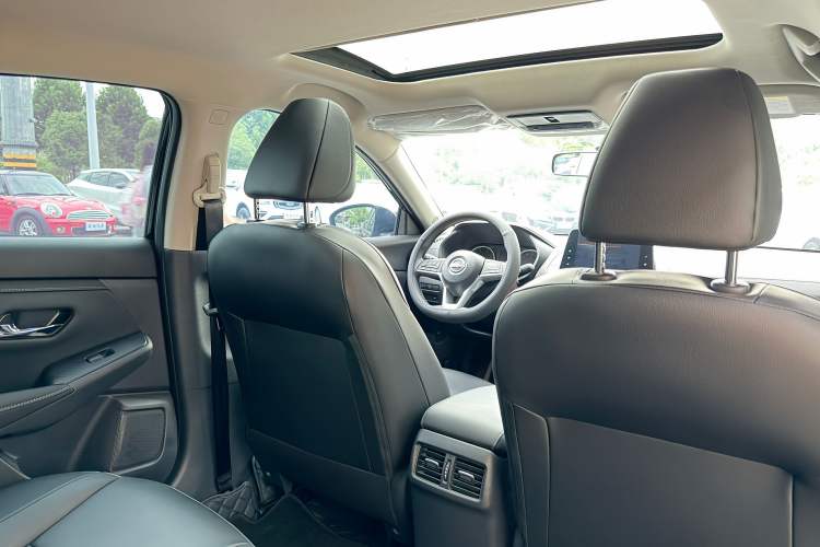 Used Nissan Sylphy 2026 Model 1.6L CVT Genuine Edition Interior 5
