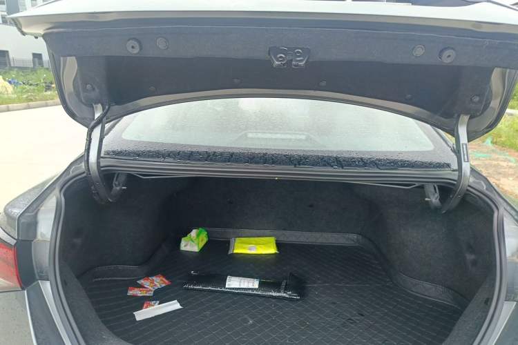 Used Nissan Sylphy 2026 Model 1.6L CVT Genuine Edition Trunk