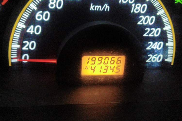 Used Nissan Teana 2006 230JK-S Comfort Sunroof Odometer Close Up