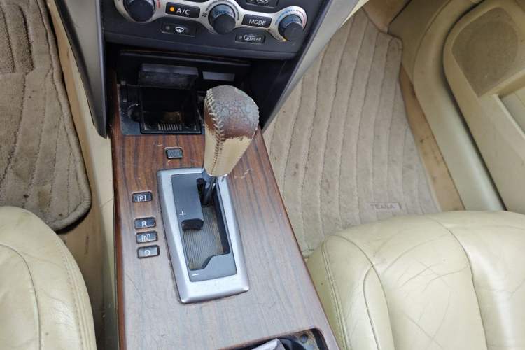 Used Nissan Teana 2009 Duke 2.5L XV VIP Deluxe Edition Gear Lever