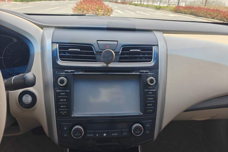 Used Nissan Teana 2013 2.0L XL Comfort Edition Audio And AC Panel