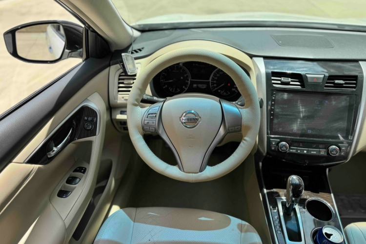 Used Nissan Teana 2013 2.0L XL Comfort Edition Interior 6
