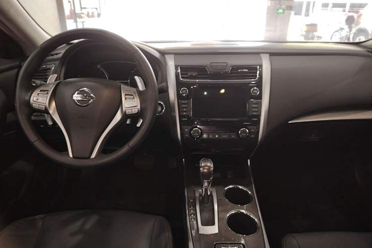 Used Nissan Teana 2014 Duke 2.5L XV Deluxe Edition Center Console