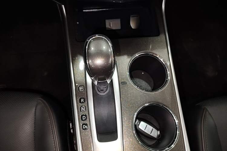 Used Nissan Teana 2014 Duke 2.5L XV Deluxe Edition Gear Lever