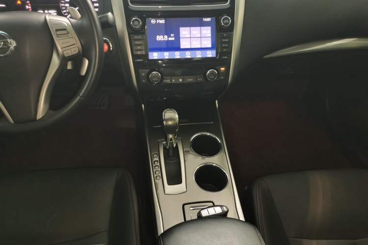 Used Nissan Teana 2014 Duke 2.5L XV Deluxe Edition Gear Lever