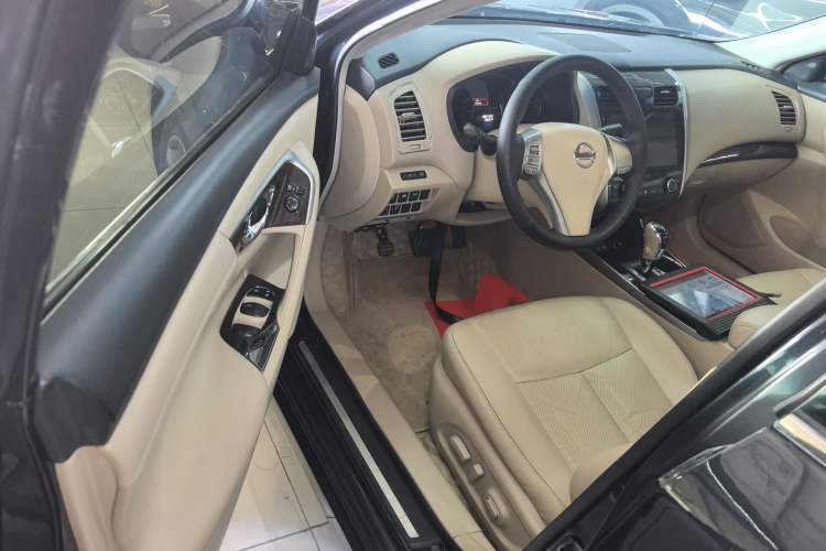 Used Nissan Teana 2014 2.0L XL Upper Tech Edition Interior 3